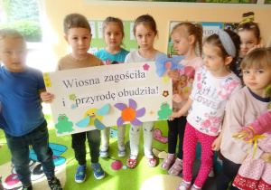 Dzieci prezentują plakat.